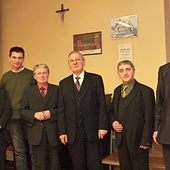 Wspólne zdjęcie zrobione w 2009 roku, w dniu inauguracji instrumentu w katedrze gliwickiej po generalnym remoncie. Od lewej organmistrzowie: Dominik Kabot, Damian Wyleżoł, Mieczysław Klonowski, Jan Wyleżoł, Marek Moćko oraz organista katedry gliwickiej Bogdan Stępień.