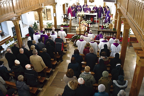 Msza pogrzebowa odbyła się w kościele rektoralnym przy Domu Księży Emerytów w Kołobrzegu.