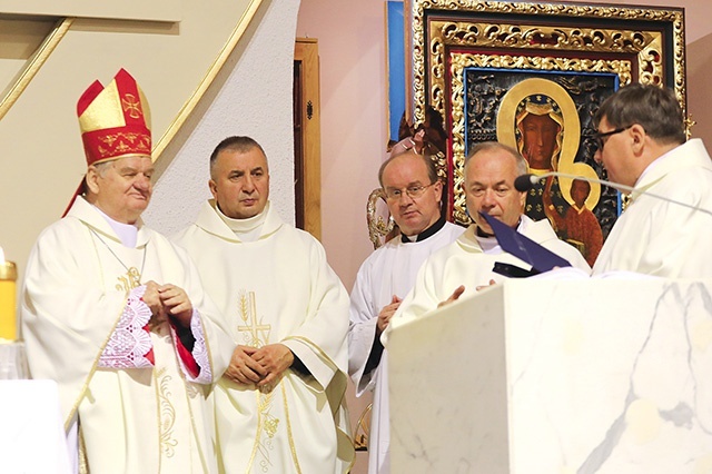 Biskup Tadeusz Rakoczy odebrał medal Benemerenti Congregationis Sancti Michaelis Archangeli.
