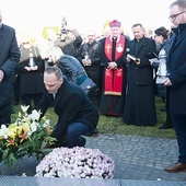 Kwiaty pod pomnikiem składa Rafał Weber.