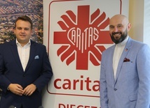 Ks. Damian Drabikowski, wicedyrektor Caritas Diecezji Radomskiej, i Marek Materek, prezydent Starachowic.
