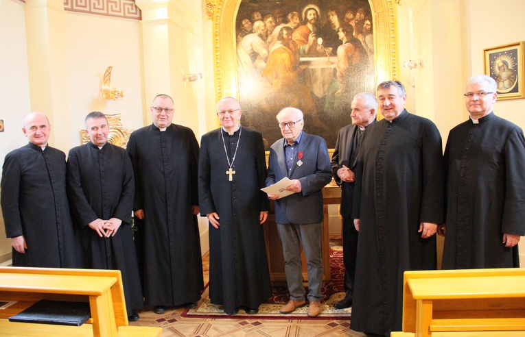 Antoni Herman wraz z arcybiskupem oraz proboszczami kościołów, które zaprojektował.