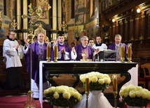 Sesja Kapituły katedralnej i modlitwa za zmarłych kanoników