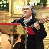 Siostra z gitarą zachęcała, by nasze życie było Ewangelią  dla innych.