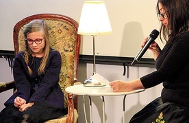 Laureatka Melania Świtała słucha swojej opowieści o cioci Gertrudzie czytanej przez Gabrielę Dworakowską.