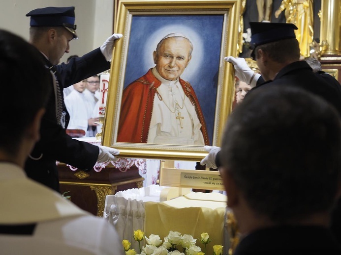 Obraz św. Jana Pawła II towarzyszy jego relikwiom.