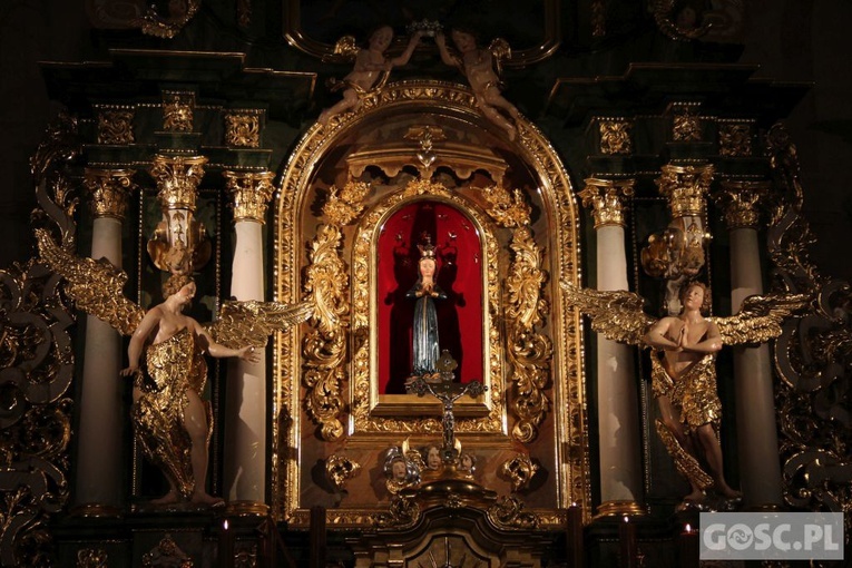 Ołtarz główny w sanktuarium Matki Bożej Jutrzenki Nadziei odnowiony