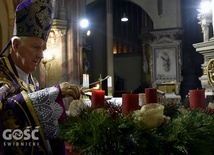 Biskup poświęcił wieniec i zapalił pierwszą świecę.