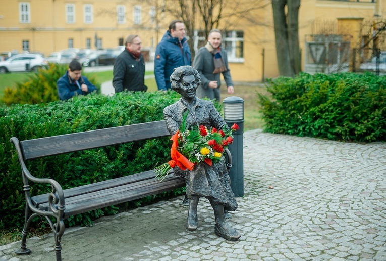 Koszęcin. Ławeczka Elwiry Kamińskiej