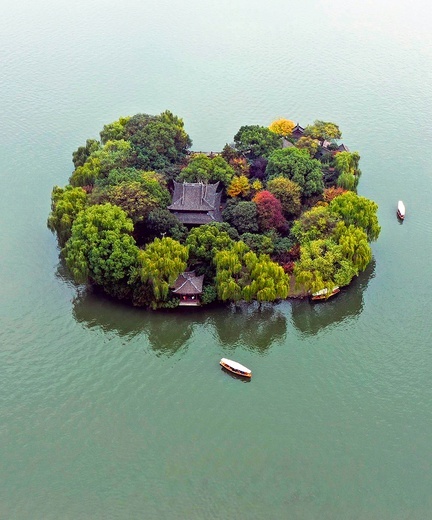 Łódź dopływająca do brzegów wyspy na Jeziorze Zachodnim w Hangzhou.
22.11.2019 Hangzhou. Chiny