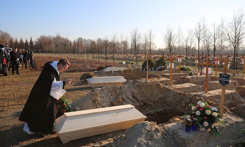 Na cmentarzu w Antoninowie spoczęły trzy z sześciu ofiar tragicznego pożaru.