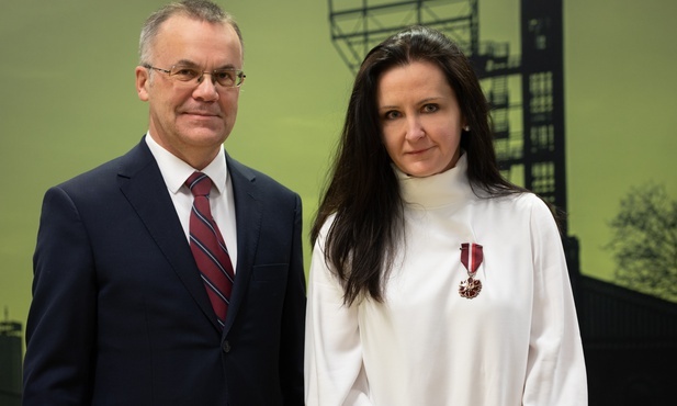 Alicja Knast otrzymała medal z rąk ministra Sellina