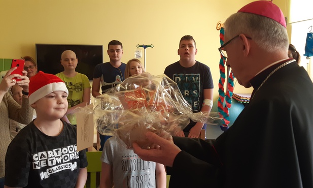 Katowice. Abp Wiktor Skworc z wizytą u dzieci w Górnośląskim Centrum Zdrowia Dziecka