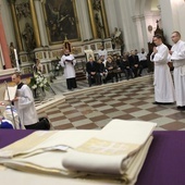 Podczas liturgii nastąpił obrzęd święceń.