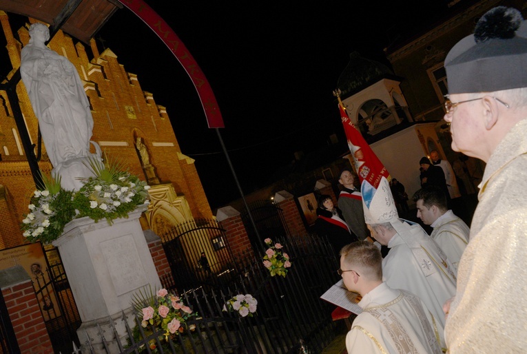 Modlitwa przy figurze Niepokalanej ustawionej przed radomkskim klasztorem oo. bernardynów.