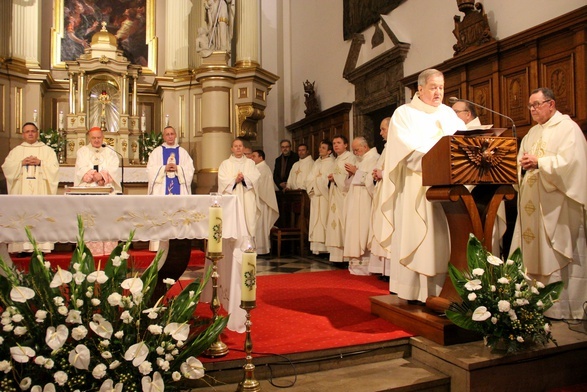 Kanclerz Kurii Metropolitalnej Warszawskiej ks. prałat Janusz Bodzon odczytał dekret ustanawiający sanktuarium.