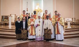 Lubelska wspolnota ojców i sióstr białych wraz z nuncjuszem podczas zakończenia jubileuszu.