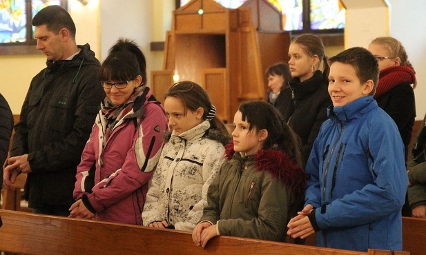 Rodziny i oazowa młodzież w złotołańskim kościele św. Józefa.