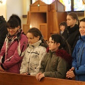 Rodziny i oazowa młodzież w złotołańskim kościele św. Józefa.