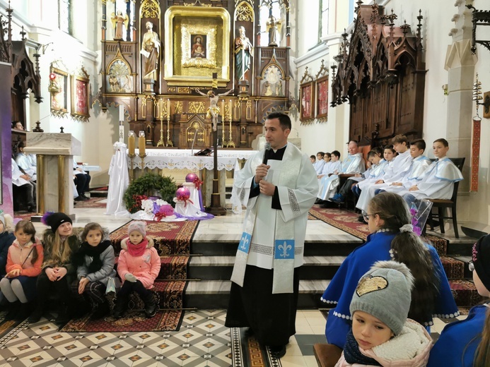 Ks. Marek Migacz głosi kazanie do dzieci.
