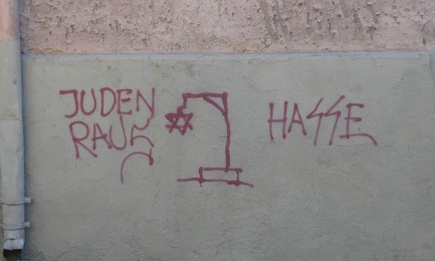 Antysemickie graffiti na synagodze i sklepach w Londynie