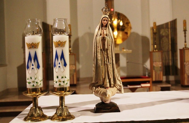 Figurka Matki Bozej Fatimskiej będzie towarzyszyć młodym z dekanatu kęckiego na wszystkich spotkaniach, przygotowujących ich do ŚDM w Lizbonie.