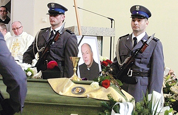 Kilka lat po wydarzeniach w Polkowicach ks. Jerzy został kapelanem policjantów. To oni stali później nad jego trumną, oddając mu należny szacunek.