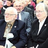 ▲	Andrzej Perlak z żoną Marią (na pierwszym planie) wciąż są bardzo aktywni. Przez odczyty, spotkania i książki starają się upamiętnić ludzi, którzy walczyli o wolną Polskę.