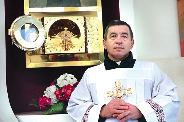 Ks. Wiesław Szewczuk, proboszcz parafii, przy relikwiarzach  św. s. Faustyny i ks. Sopoćki.