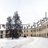 ◄	Do połowy XIX w. zamek był własnością biskupów płockich, potem był m.in. szpitalem, od trzech dekad jest Domem Polonii. 