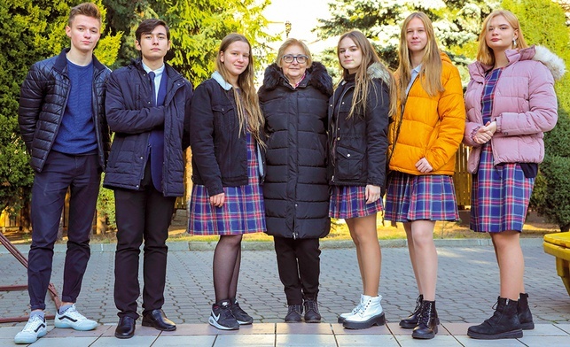 Ewa Petrykiewicz ze swoimi uczniami z Białorusi, Kazachstanu i Uzbekistanu. Dla polskiej młodzieży nauka w Warszawie to dobry start.