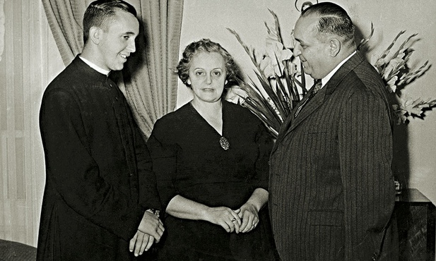 Kleryk Jorge Bergoglio z rodzicami: Marią Reginą i Mario José.