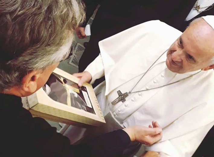 Brat Sławomir Narloch SAC podarował papieżowi Franciszkowi przytualnkę przygotowaną przez dziewczyny z czanieckiej firmy Ruah.