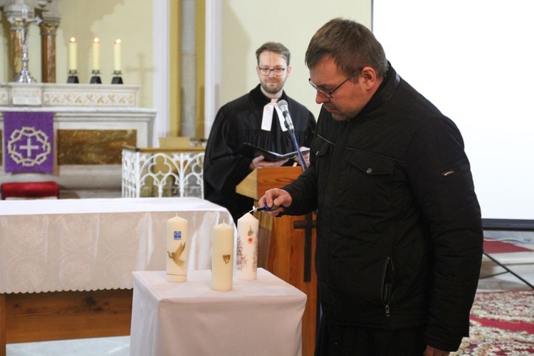 Ks. Tomasz Niedziela i ks. Karol Długosz podczas nabożeństwa ekumenicznego.