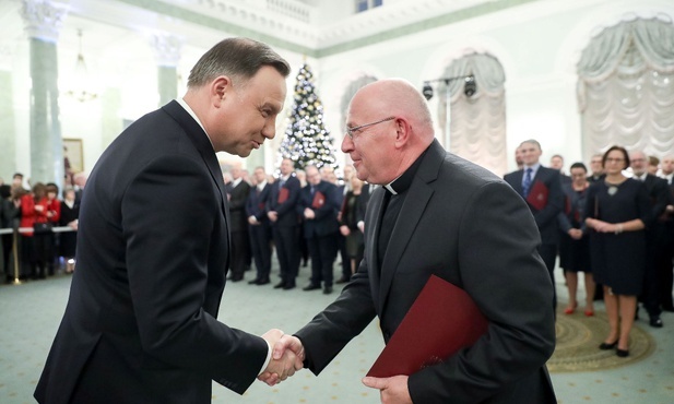 Wręczenie tytułu z rąk prezydenta Andrzeja Dudy.