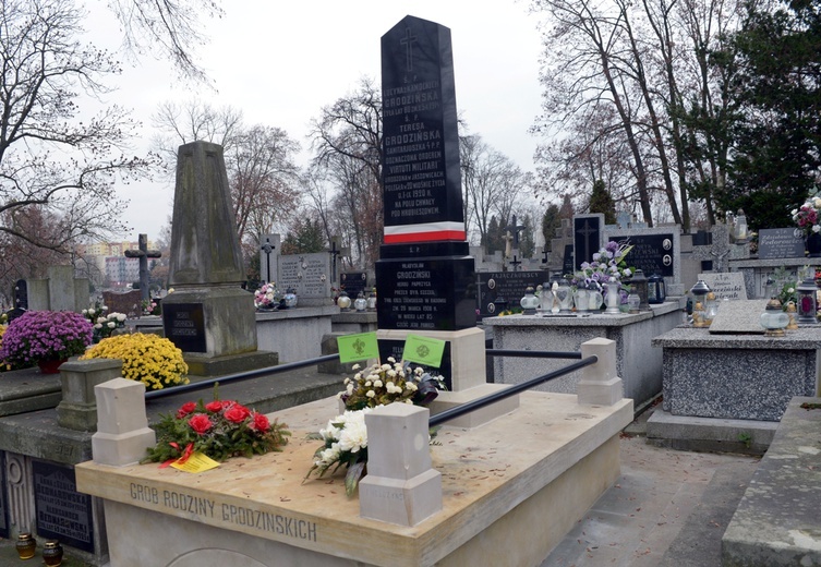 Bohaterska sanitariuszka spoczywa w grobowcu rodzinnym na radomskim cmentarzu rzymskokatolickim przy ul. B. Limanowskiego.