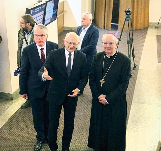 Arcybiskup obejrzał ekspozycję w towarzystwie prezydenta Krzysztofa Żuka oraz jej autora – Piotra Kutego.