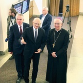 Arcybiskup obejrzał ekspozycję w towarzystwie prezydenta Krzysztofa Żuka oraz jej autora – Piotra Kutego.