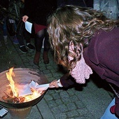 Członkowie wspólnoty Odbudowa spalili osobiste listy napisane do Matki Bożej, kultywując tradycję św. Jana Bosko.