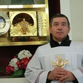 Ks. Wiesław Szewczuk pokazuje relikwie św. s. Faustyny i bł. ks. Sopoćki.