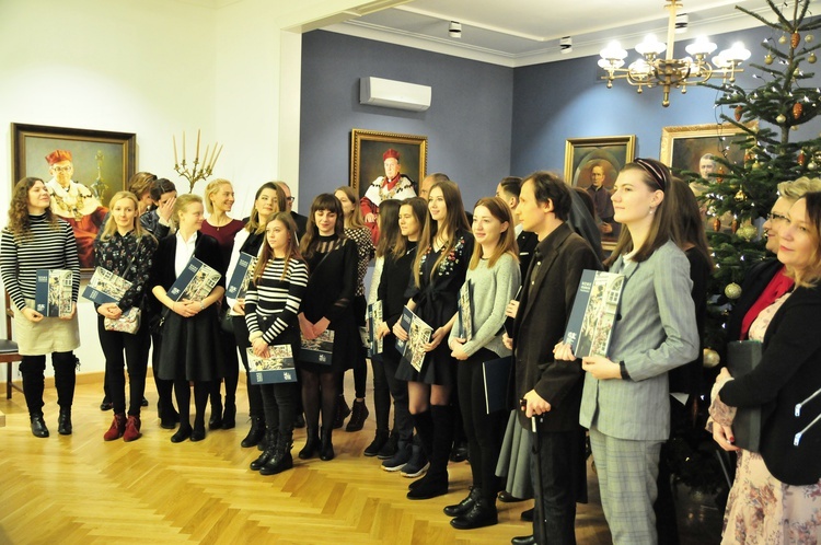 Rektor KUL wręczył stypendia i nagrody pieniężne dla studentów z Polski i z zagranicy