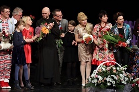 Wręczenie kwiatów i podziękowania obsadzie w czasie premiery przedstawienia.
