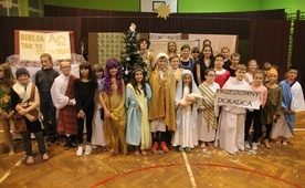 Zdolni młodzi aktorzy z SP 33 w Bielsku-Białej poprowadzili mieszkanców Złotych Lanów i Leszczyn przez biblijną historię Zbawienia.