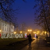 Na placu przed Urzędem Miejskim znajdują się świetlne figury: miś z prezentami, Mikołaj na motocyklu, wielka bombka oraz napis: "I love Radom".