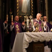 Mszy św. przewodniczył bp Adam Odzimek. Koncelebrowali księża (od lewej): Marek Dziewiecki, Mirosław Kszczot, Piotr Jaśkiewicz i Krzysztof Bochniak.