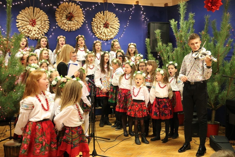 Zespół wykona znane kolędy i autorskie pastorałki.