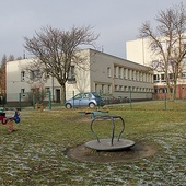 ▲	Szkoła nr 21 sąsiaduje z kościołem pw. MB Częstochowskiej.