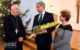 Państwo Stolarczykowie ze Spotkań Małżeńskich przywitali biskupa kwiatami.