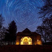 Kaplica Karancs niedaleko miejscowości Karancslapujtő na Węgrzech na tle nocnego nieba. Zdjęcie z widocznym ruchem gwiazd nad biegunem północnym powstało dzięki wielu ujęciom o przedłużonej ekspozycji.
18 grudnia 2019 r. Węgry