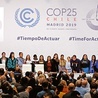 Greta Thunberg (siódma z prawej) była „gwiazdą” szczytu w Madrycie.